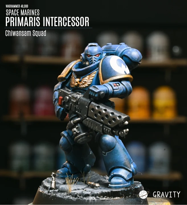 青と金で塗装されたWarhammerのスペースマリーン・インターセッサー